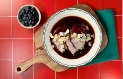 Lomo de Cerdo con Arándanos y Salsas Negras Lomo de Cerdo con Arándanos y Salsas Negras