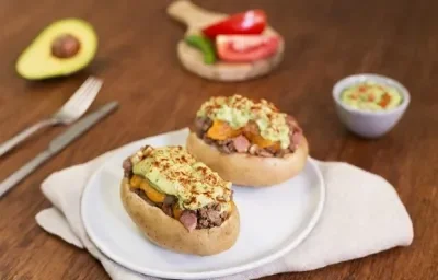 Papa rellena con carne y guacamole Papa rellena con carne y guacamole