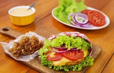 Hamburguesa de pollo con chipotle preparada con Sazonador MAGGI® JUGOSO AL SARTÉN® con Finas Hierbas. Hamburguesa de pollo con chipotle preparada con Sazonador MAGGI® JUGOSO AL SARTÉN® con Finas Hierbas.