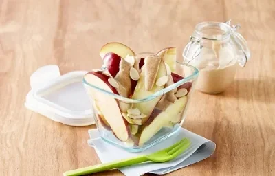 Snack de manzana con crema de queso y canela