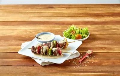 Brochetas con salsa de ajonjolí Brochetas con salsa de ajonjolí