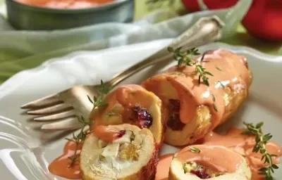 PECHUGA RELLENA DE FRUTOS SECOS CON SALSA DE PIÑA PECHUGA RELLENA DE FRUTOS SECOS CON SALSA DE PIÑA
