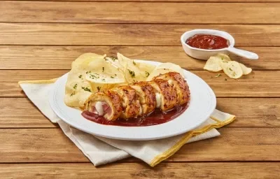 Rollo de pollo con salchichas y queso