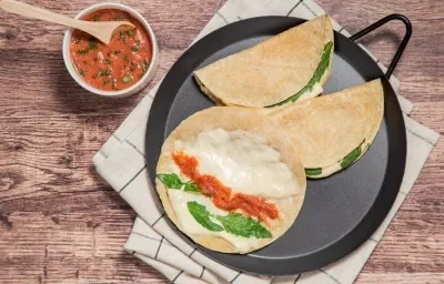 Quesadillas con Salsa Roja Tatemada