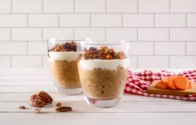 CARROT CAKE OVERNIGHT OATS preparado con Alimento a Base de Avena CARNATION® CLAVEL®. CARROT CAKE OVERNIGHT OATS preparado con Alimento a Base de Avena CARNATION® CLAVEL®.