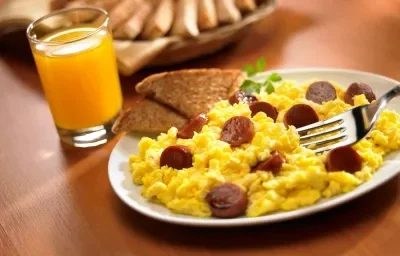 Huevos Revueltos con Salchicha Huevos Revueltos con Salchicha