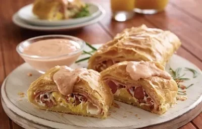 rollo de huevo con salsa de jitomate rollo de huevo con salsa de jitomate