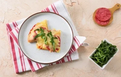 CREPA PIZZA preparada con eche Evaporada CARNATION® CLAVEL® CREPA PIZZA preparada con eche Evaporada CARNATION® CLAVEL®