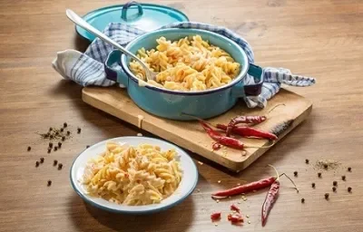 Fusilli con salsa de queso amarillo picante Fusilli con salsa de queso amarillo picante