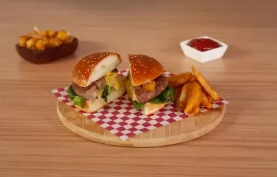 Hamburguesa rellena de queso con salsa de piña