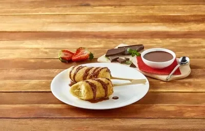 Banderillas de plátano con salsa de chocolate Banderillas de plátano con salsa de chocolate