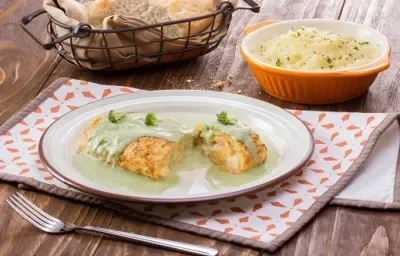 rollitos de pollo con queso en salsa de brócoli rollitos de pollo con queso en salsa de brócoli