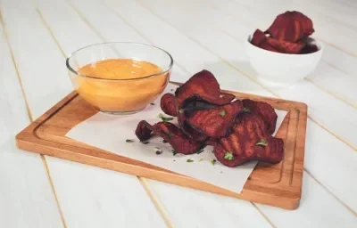 CHIPS de BETABEL preparados con Media Crema NESTLÉ® Reducida en Grasa