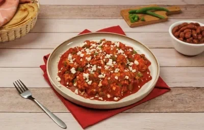 Ejotes con Huevo en Salsa Roja