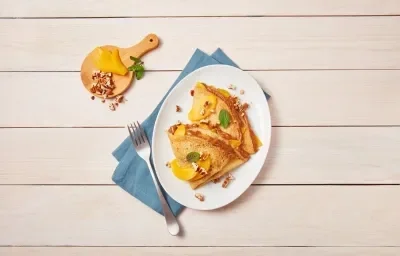 Crepas con durazno y dulce de leche