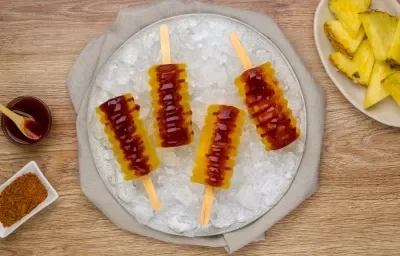 Paletas Heladas de Piña con Chamoy