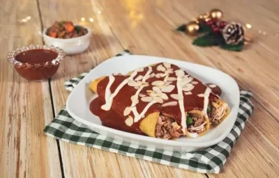 ENCHILADAS de PAVO preparadas con Leche Evaporada CARNATION® CLAVEL® ENCHILADAS de PAVO preparadas con Leche Evaporada CARNATION® CLAVEL®
