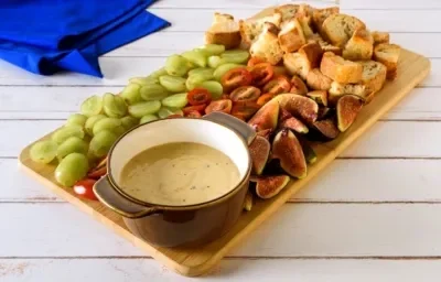 FONDUE de TRES QUESOS preparado con Media Crema NESTLÉ® FONDUE de TRES QUESOS preparado con Media Crema NESTLÉ®