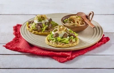 Sopes con carne asada Sopes con carne asada