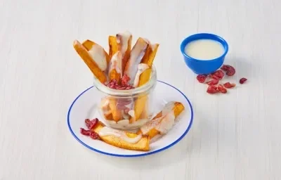 Plátanos fritos con crema y arándanos Plátanos fritos con crema y arándanos