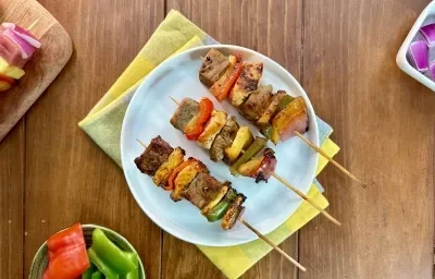 Brocheta de carne y pollo