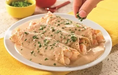Crepas de camarón en salsa de chipotle Crepas de camarón en salsa de chipotle