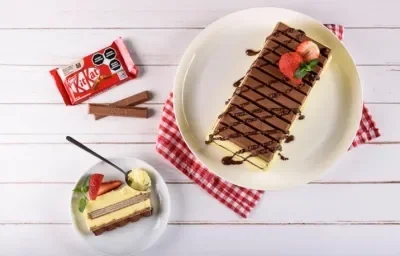 PASTEL HELADO KITKAT® preparado con Oblea Cubierta de Chocolate con Leche KITKAT®. PASTEL HELADO KITKAT® preparado con Oblea Cubierta de Chocolate con Leche KITKAT®.