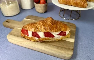 Croissant Relleno de Fresas con Crema Croissant Relleno de Fresas con Crema