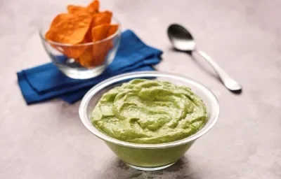 DIP de JALAPEÑO con AGUACATE preparado con Media Crema NESTLÉ®