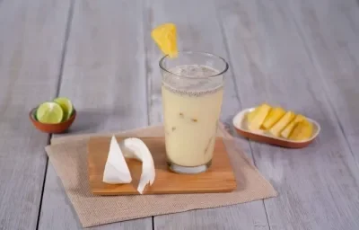 Agua de piña, limón y chía