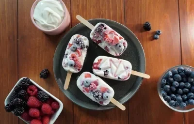 Paletas de Yogurt con Frutos Rojos
