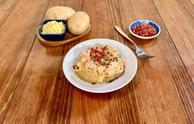 Papas Cajún con Gravy de Ajo
