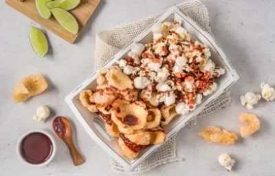 Chicharrones y Palomitas con Salsa de Jamaica Chicharrones y Palomitas con Salsa de Jamaica