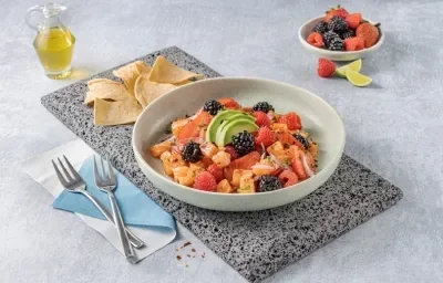 Aguachile de Salmón con Frutos Rojos Aguachile de Salmón con Frutos Rojos