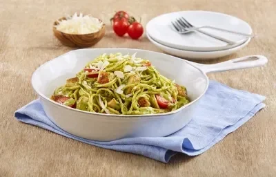 Spaguetti al pesto con pollo Spaguetti al pesto con pollo