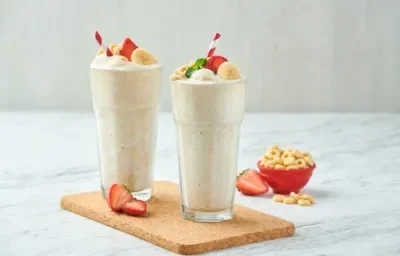 BANANA CHEERIOS® FRAPPÉ preparado con Cereal NESTLÉ® CHEERIOS® Miel.