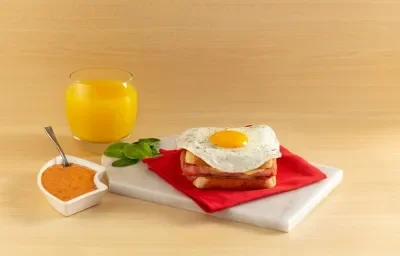 Croque madame con crema de chipotle Croque madame con crema de chipotle