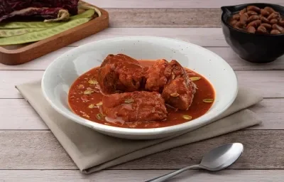 Cerdo en Salsa de Guajes