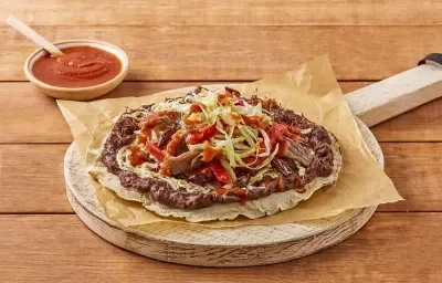 Tlayuda con cecina y chapulines Tlayuda con cecina y chapulines