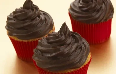 Cupcakes con betún de chocolate Cupcakes con betún de chocolate