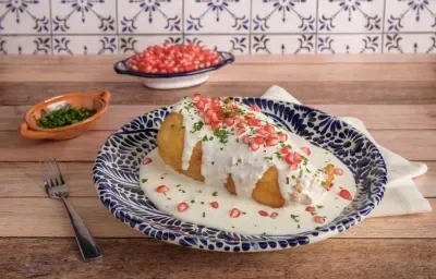 Chiles en nogada capeados