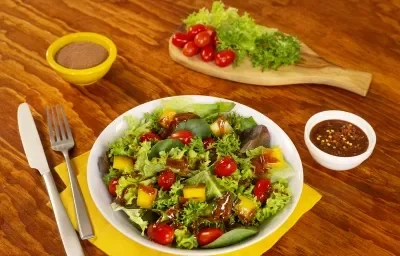 Aderezo de Chocolate ABUELITA® con ensalada Aderezo de Chocolate ABUELITA® con ensalada
