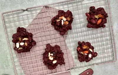 Enjambres de chocolate con frutos secos Enjambres de chocolate con frutos secos