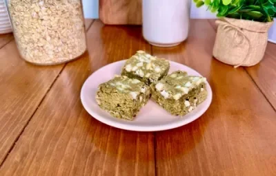 Brownie de Matcha con Chocolate Blanco