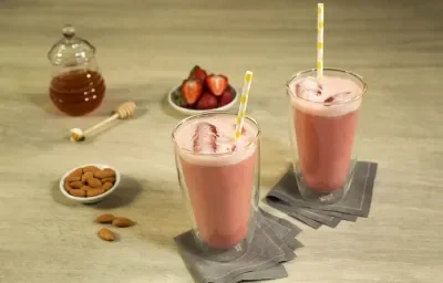 Agua de fresas con almendra Agua de fresas con almendra
