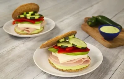 Panini con dip de jalapeño Panini con dip de jalapeño