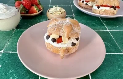 Pan de Muerto Relleno de Fresas con Crema Pan de Muerto Relleno de Fresas con Crema