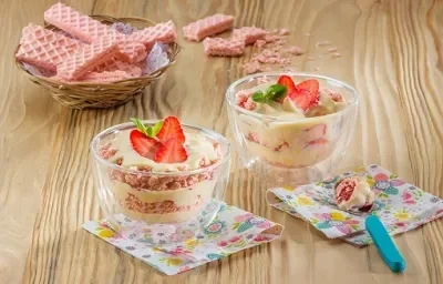Postre de chocolate blanco y fresa