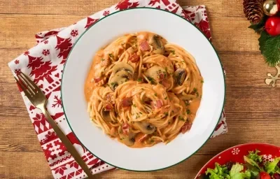 Espagueti Rojo con Champiñones y Tocino