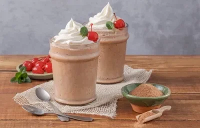 Malteada de Chocolate con Crema Batida Malteada de Chocolate con Crema Batida